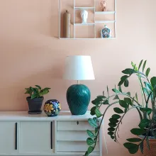 Siesta-sävyinen seinämaali luo huoneeseen utuisen raikkaan tunnelman.