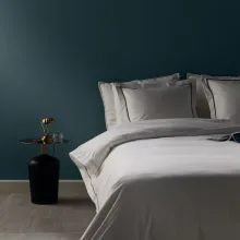 Petroolin sävyinen makuuhuoneen seinä sävyssä: S491 Petrooli