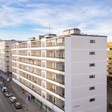tiilitalomaalilla maalattu kerrostalo