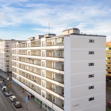 tiilitalomaalilla maalattu kerrostalo