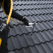 Katon huoltomaalaus ruiskulla. 