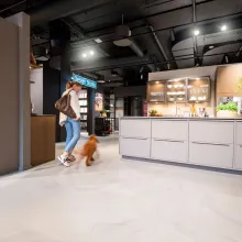 Ainutlaatuinen lattiapinnoiteratkaisu täydentää tyylikkäitä keittiöitä 