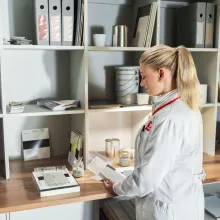 Tikkurilan laboratoriohenkilö työssään.