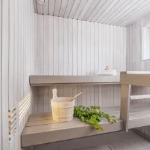Valkoinen sauna vaaleanharmaalla penkillä