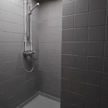 Harmaa kylpyhuone, jonka katto on maalattu 