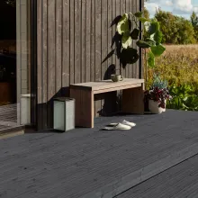 Harmaaksi käsitelty terassi