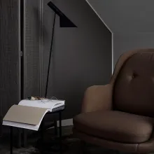 Makuuhuone tummilla sävyillä