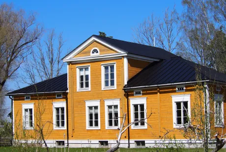 Puujulkisivu- ja peltikatto