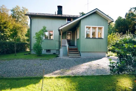 Puujulkisivu- ja peltikatto