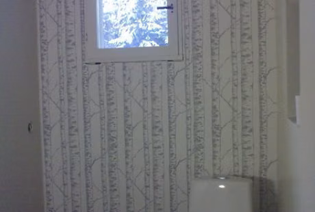 WC:n tapetointi, maalaus ja tasoitus