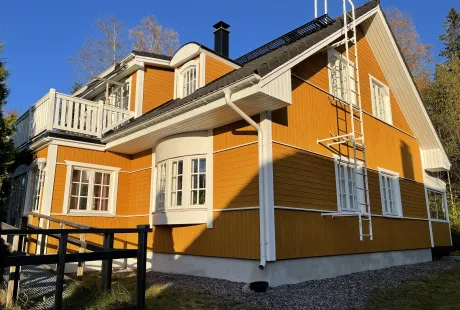 Puujulkisivu 2