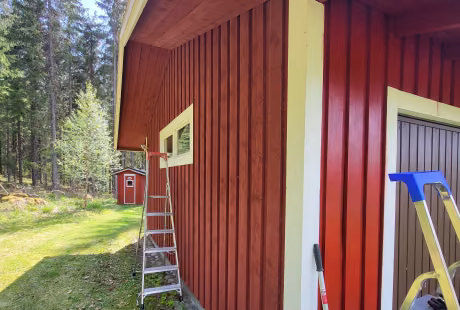 Puujulkisivun maalausta
