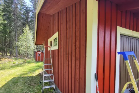 Puujulkisivun maalausta