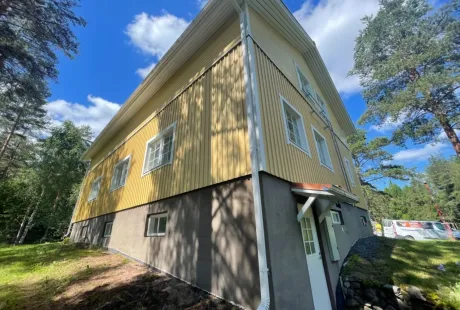 Puujulkisivu
