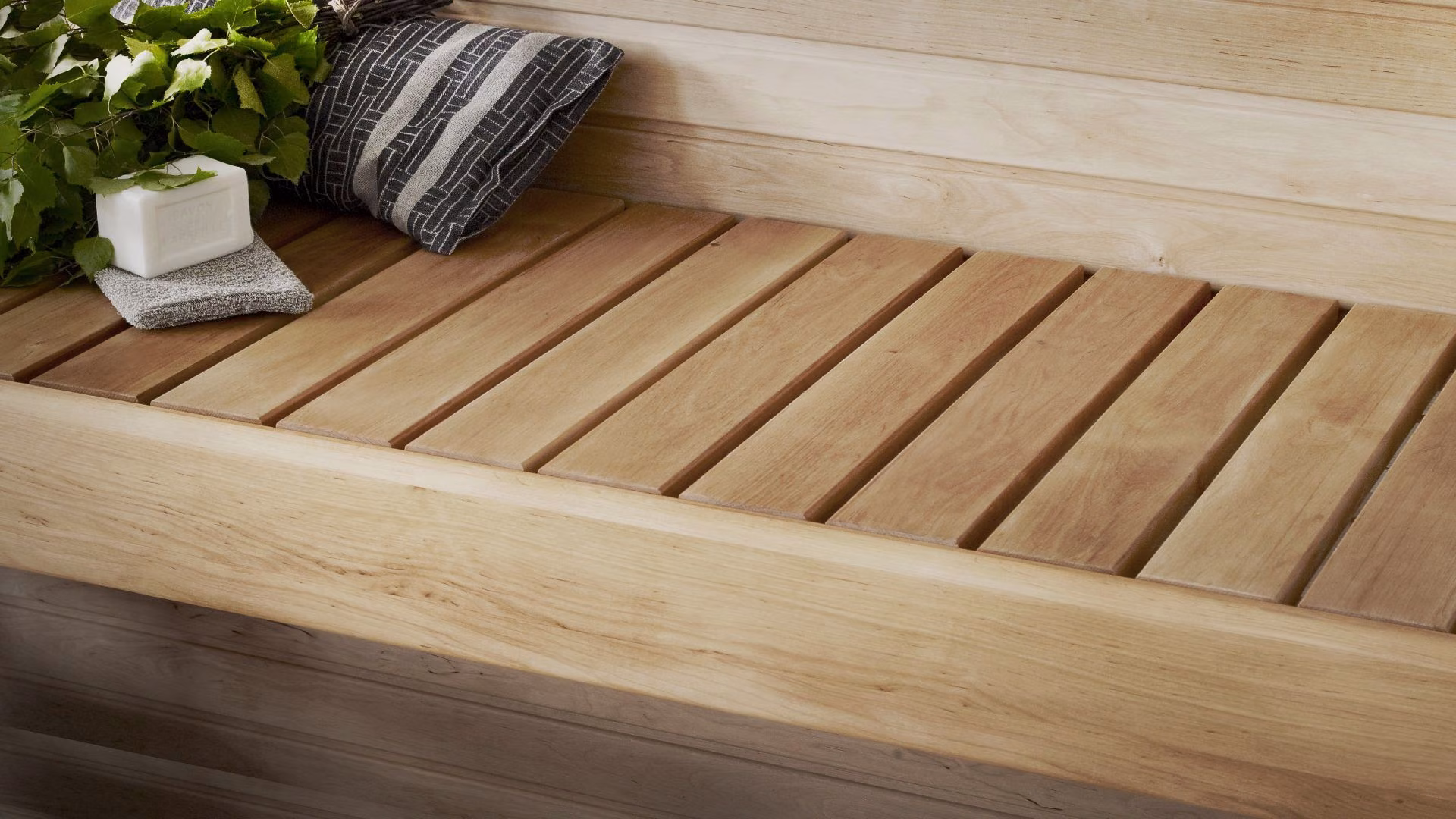 Puunvärinen sauna, jonka lauteet on öljytty Supi Laudesuojalla 