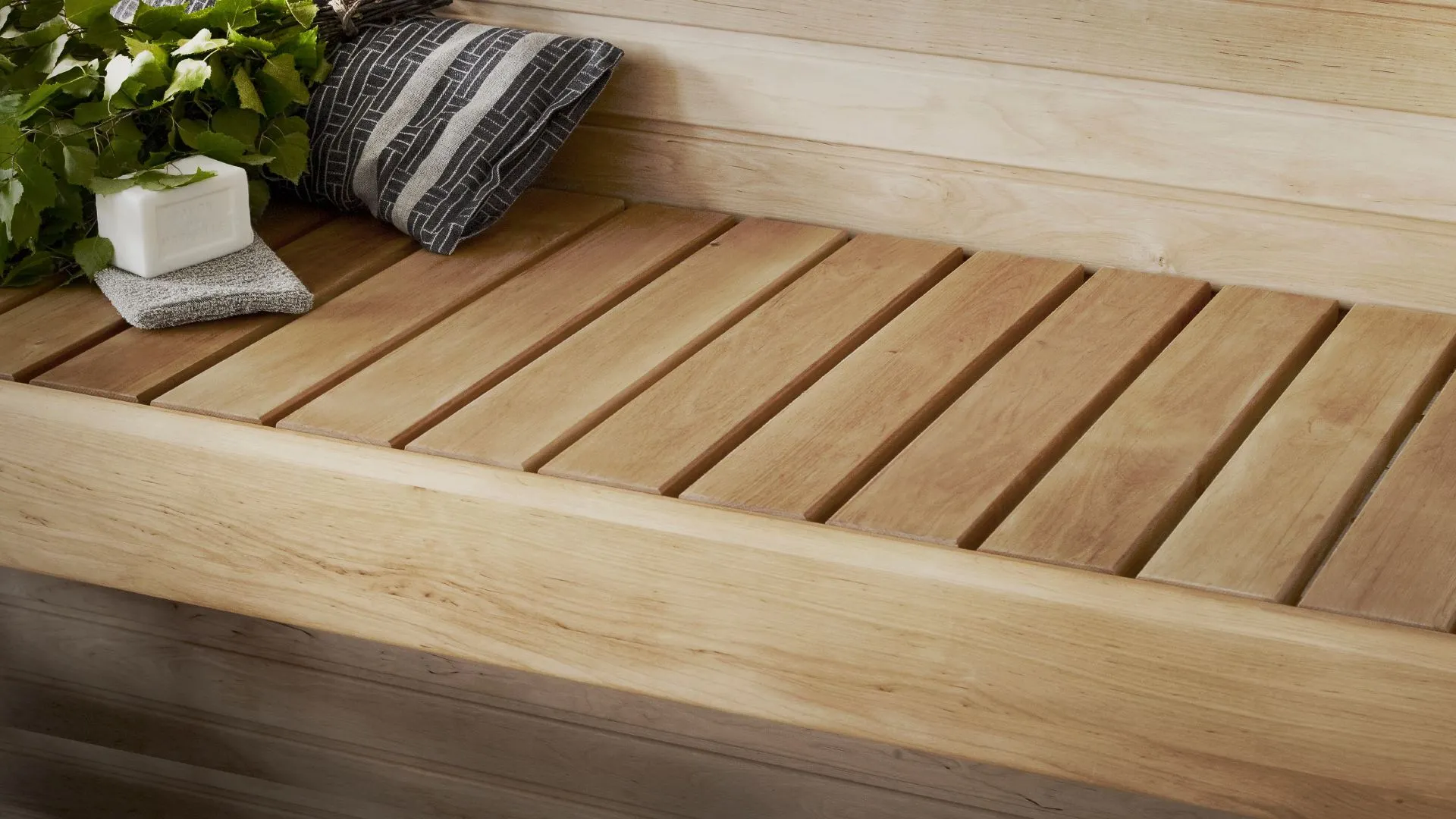 Puunvärinen sauna, jonka lauteet on öljytty Supi Laudesuojalla