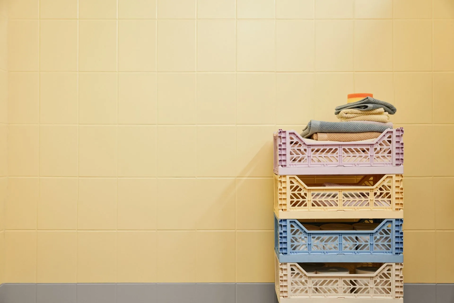 Keltaiseksi ja harmaaksi Luja Ceramic Tiles -kaakelimaalilla maalattu kylpyhuone