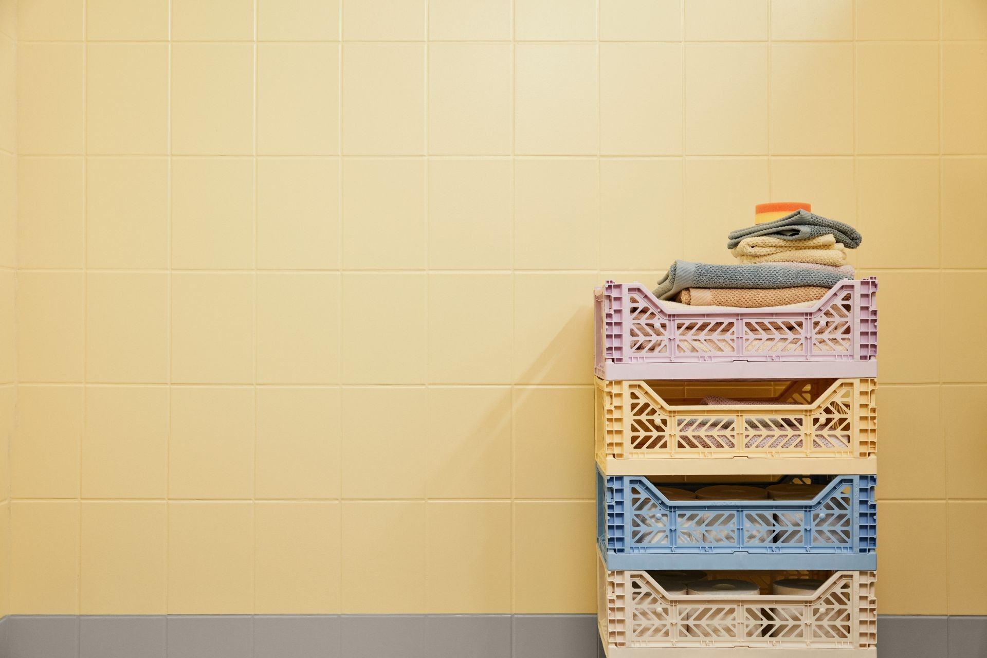 Keltaiseksi ja harmaaksi Luja Ceramic Tiles -kaakelimaalilla maalattu kylpyhuone 