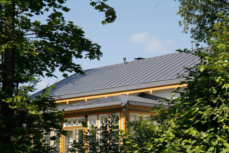 Historiallisen talon katto, joka käsitelty Panssari Akvalla.