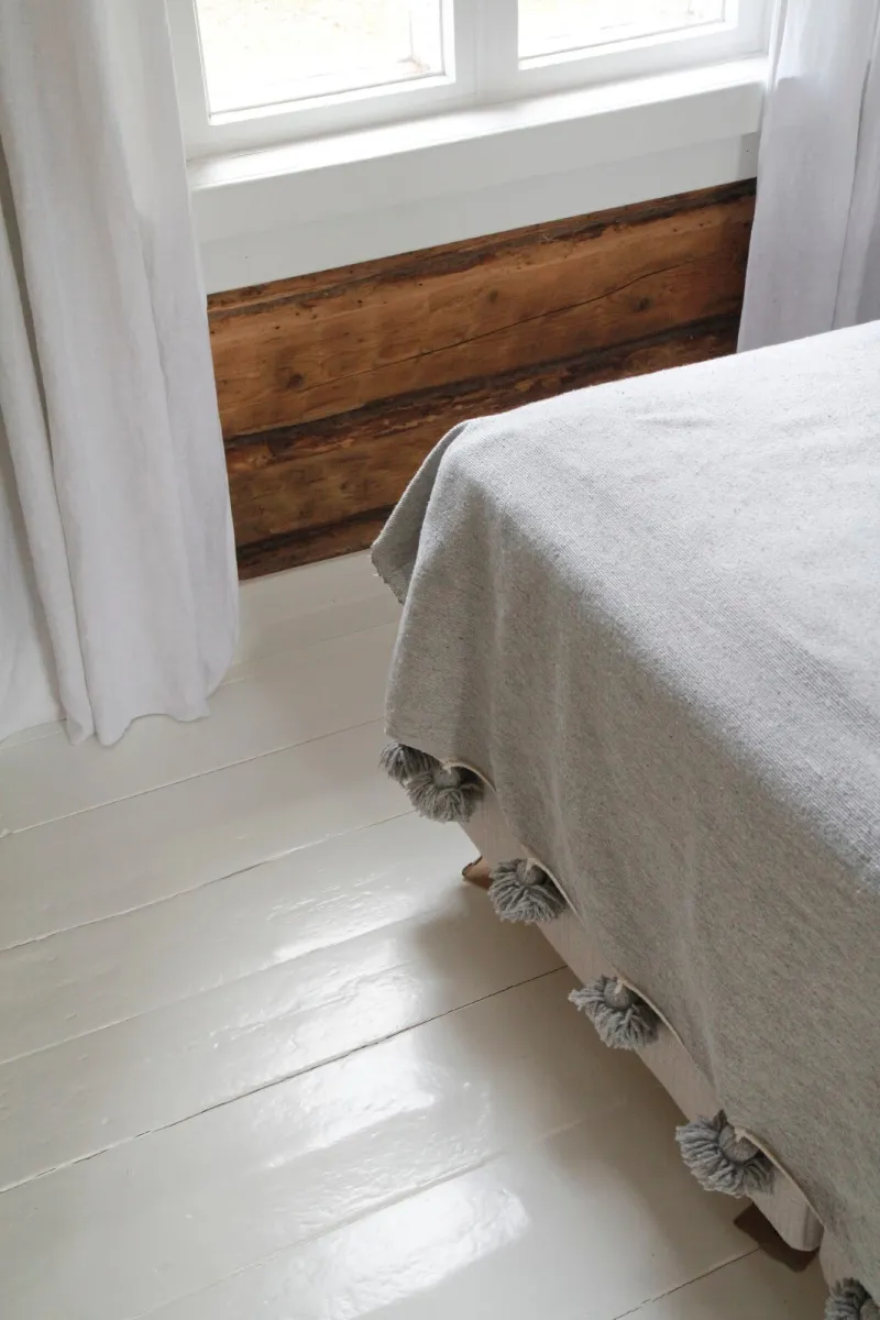 Pontti Floor Paint 30 -puulattiamaalilla maalattu hirsitalon makuuhuone