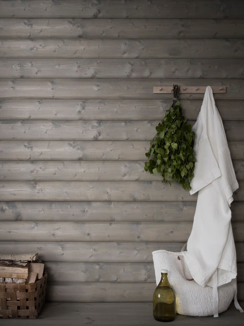 Keskiharmaaksi Supi saunavahalla käsitelty hirsiseinä, vihta ja valkoinen pyyhe