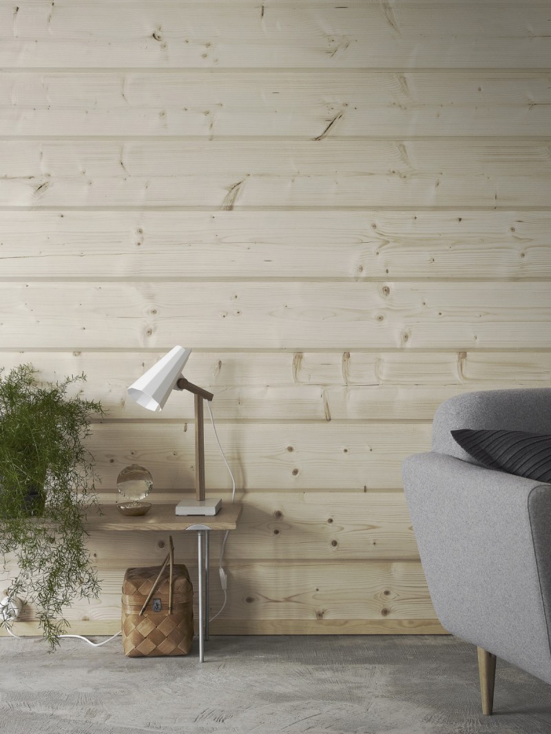 Läpikuultavalla Hirsisuojalla käsitelty vaalean puun värinen seinä ja sohvan kulma