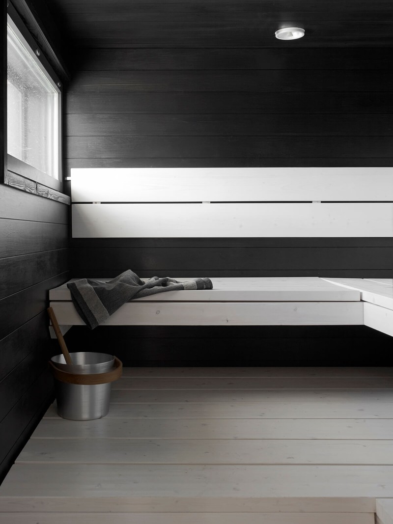 Sauna: seinät  Supi Saunavaha, valmisväri musta ja lauteet Supi Saunavaha, valmisväri valkoinen.