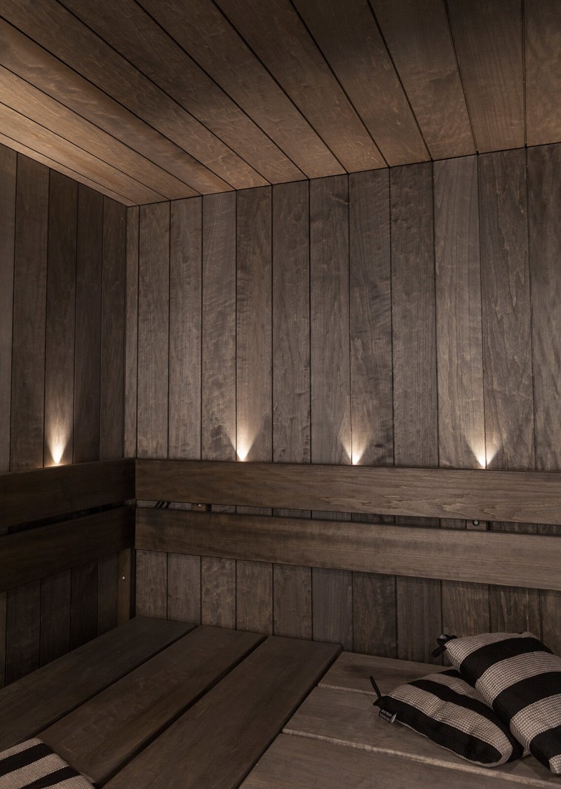 Tumman ruskeaksi käsitelty sauna.