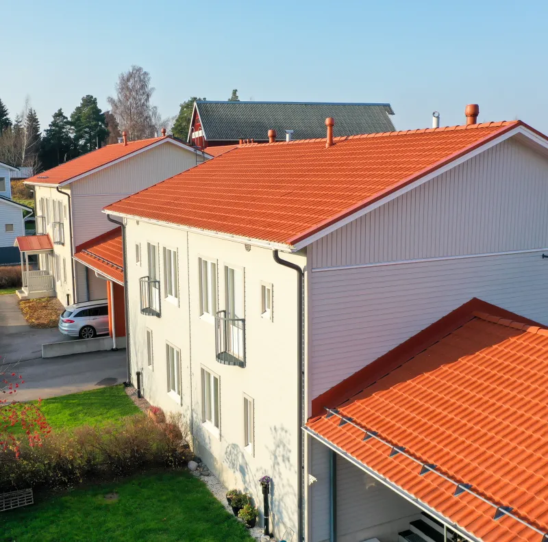 Julkisivu ulkoverhouslauta ja punainen tiilikatto