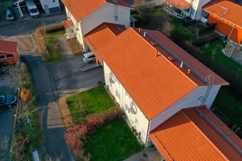 Valkoinen ulkoverhous ja tiilikatto