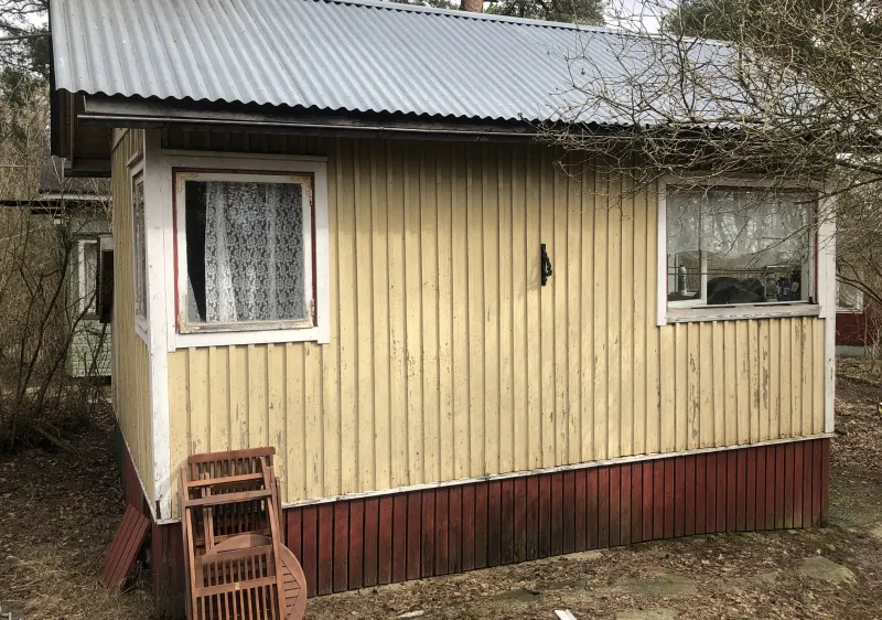 Vanha kulahtanut mökki ennen maalausta