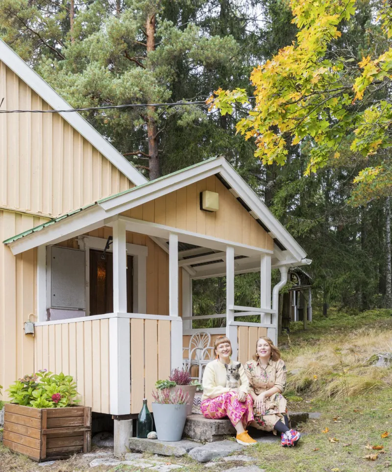 Pastellinkeltainen mökki