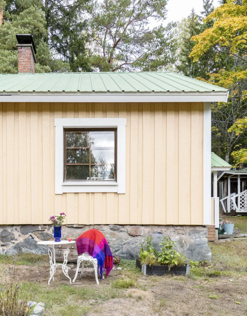 Pastellinkeltainen mökki