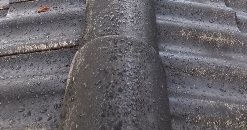 Katon suojakäsittelyn ansiosta vesi jää helmeilemään katon pintaan.