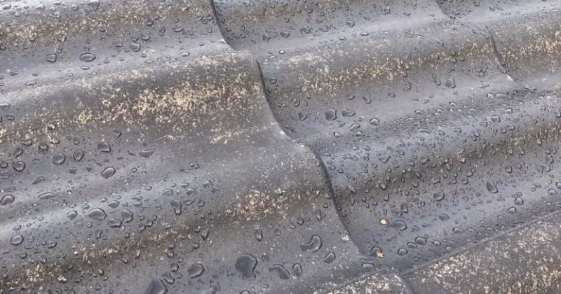 Kilpi Pro Block imprengointiaine tiilikatolla jättää veden helmeilemään pinnalle.