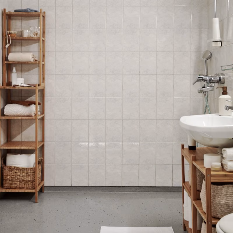 Vanha kylpyhuone, jossa on valkoiset kaakelit