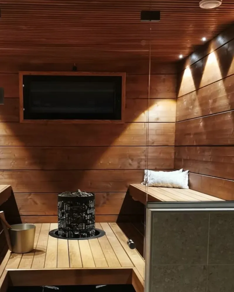ruskeaksi käsitelty sauna