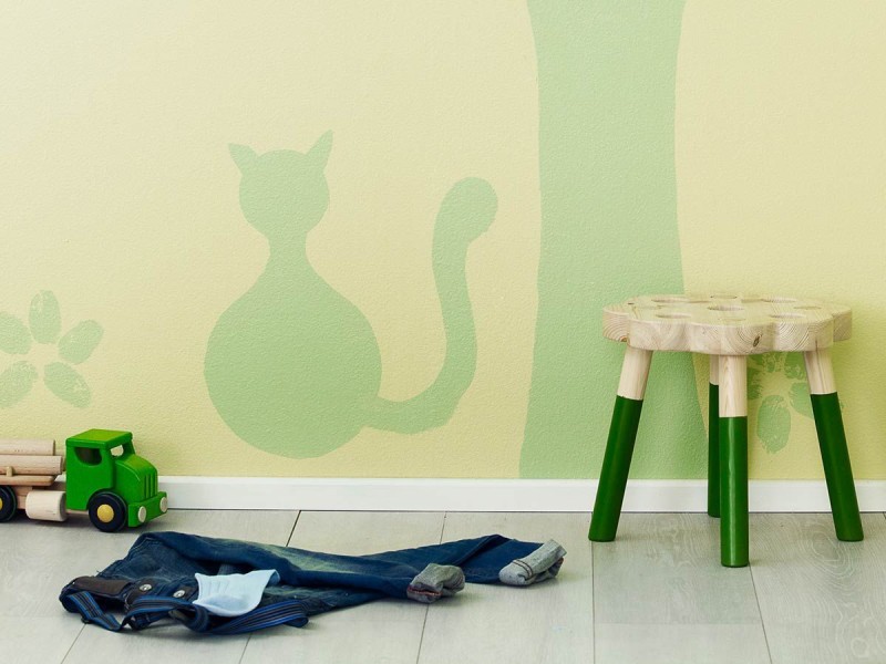 kuviomaalattu lastenhuoneen seinä jossa kissa