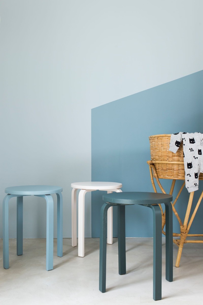sininen lastenhuoneen seinä jonka edessä tuoleja