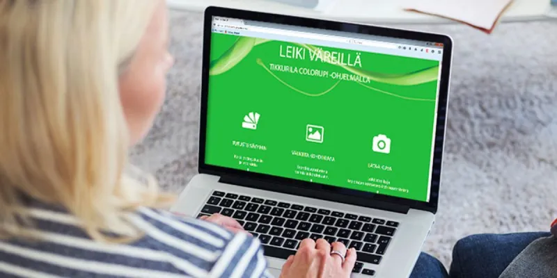 Nainen käyttämässä ColorUp! -ohjelmaa tietokoneella