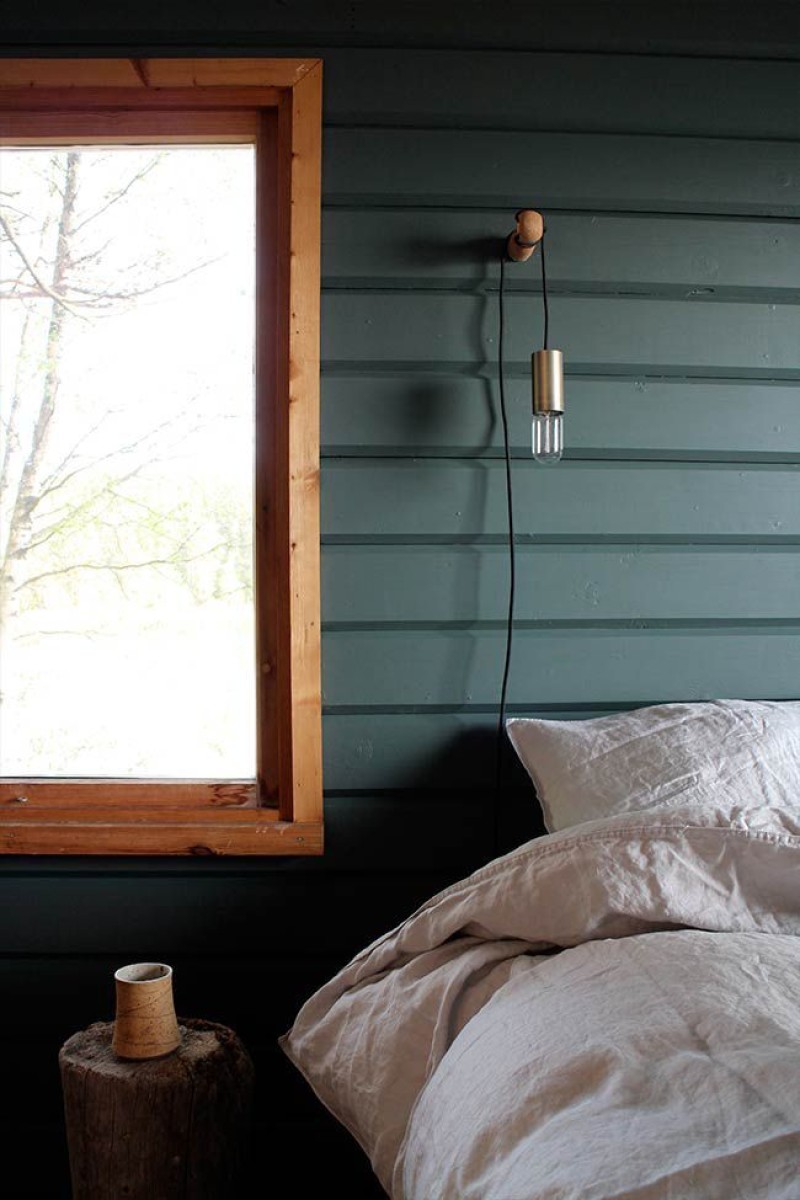 vihreä makuuhuoneen seinä jossa lamppu
