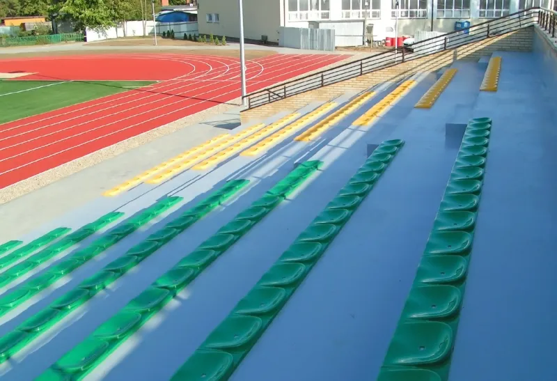 Temafloor 6 lattiapinnoitejärjestelmä urheilustadionin katsomon lattiassa.
