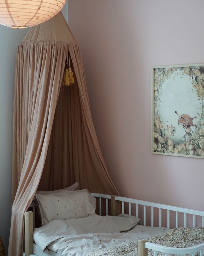 Lastenhuone, sänky verhopäädyllä, vaaleanpunainen tehoste seinä sävyllä Pirtelö