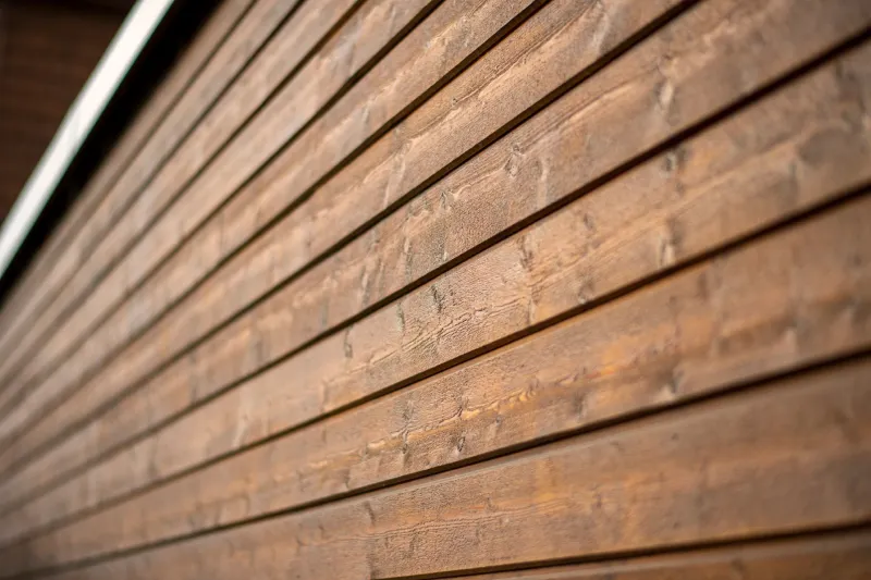 Kuullotteella käsiteltyä ulkovuorilautaa.