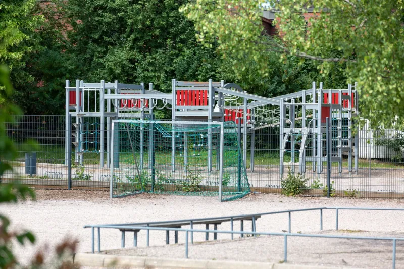 Puiset leikkikenttärakenteet.