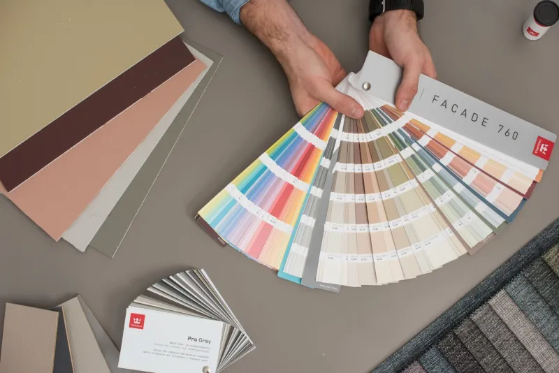 Tikkurila Facade 760 -ulkoväriviuhka henkilön kädessä.