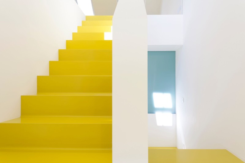 Keltaiseksi maalatut portaat Tikkurilan Solid WB-L lattiamaalilla 