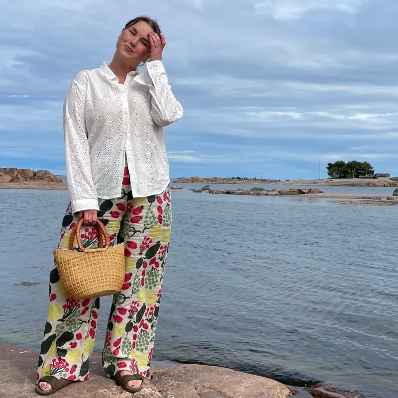 Nainen meren rannassa