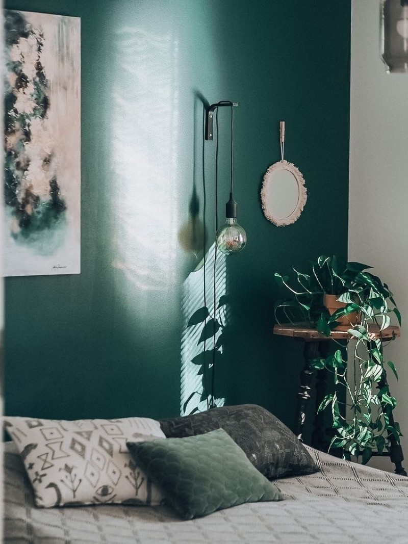 Syvän vihreä seinä makuuhuoneessa