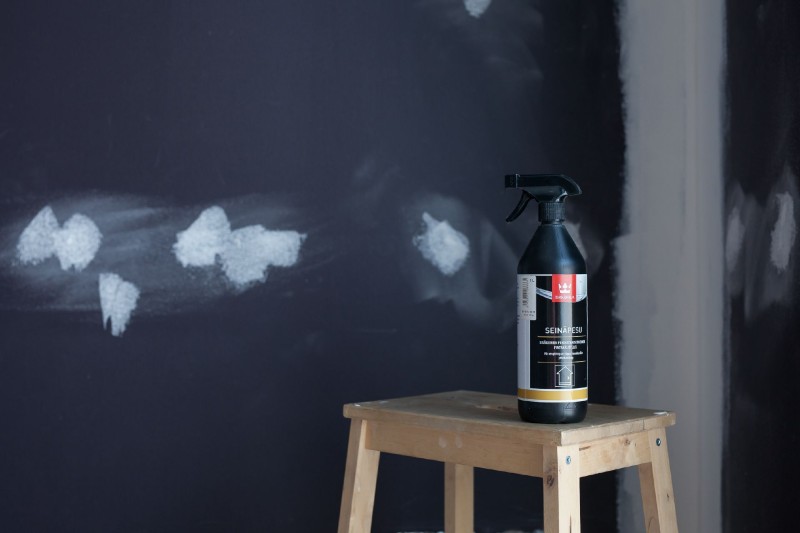 Pese seinät ennen maalausta